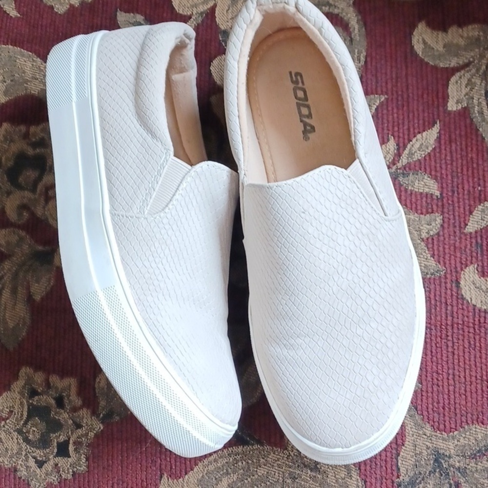 Soda brand women’s faux snake skin shoes, cream, Size 8.5, good condition